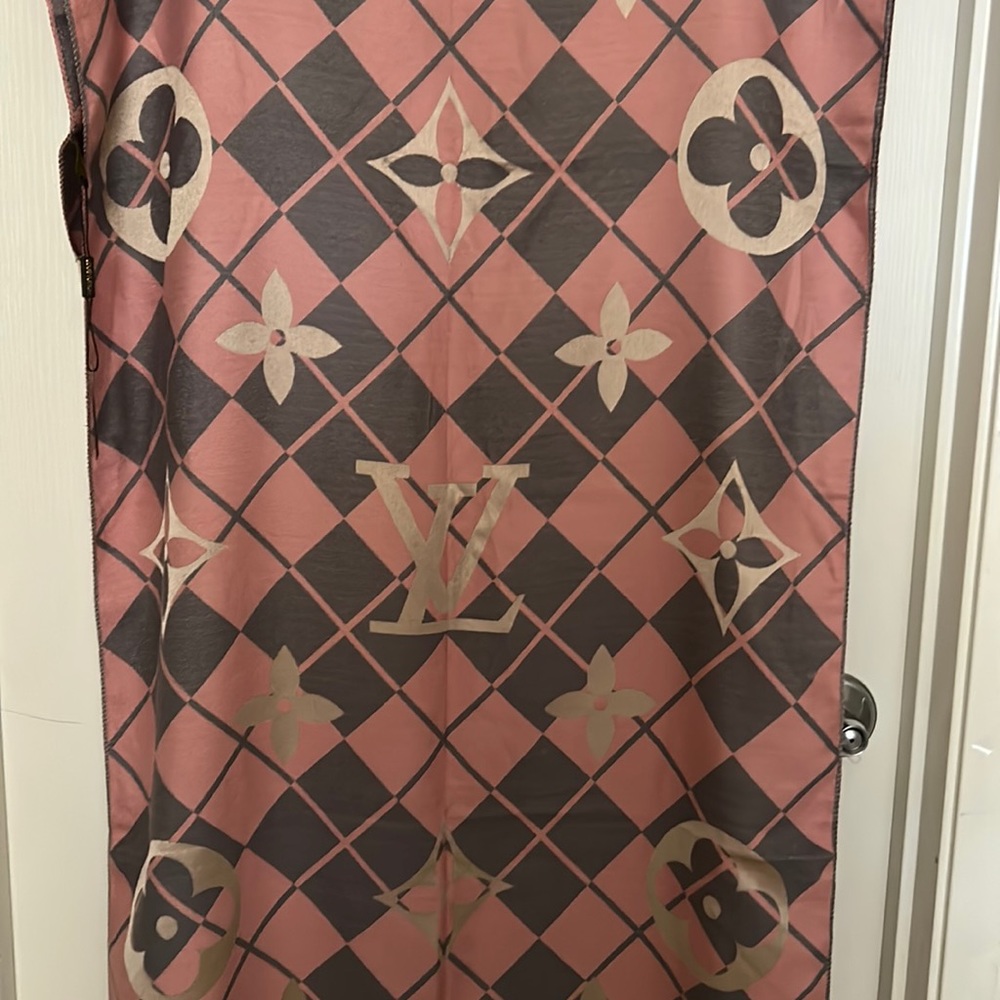 LV scarf